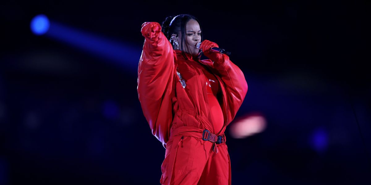 Rihanna performs Super Bowl halftime show while pregnant